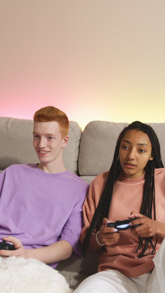 Pareja jugando a videojuegos